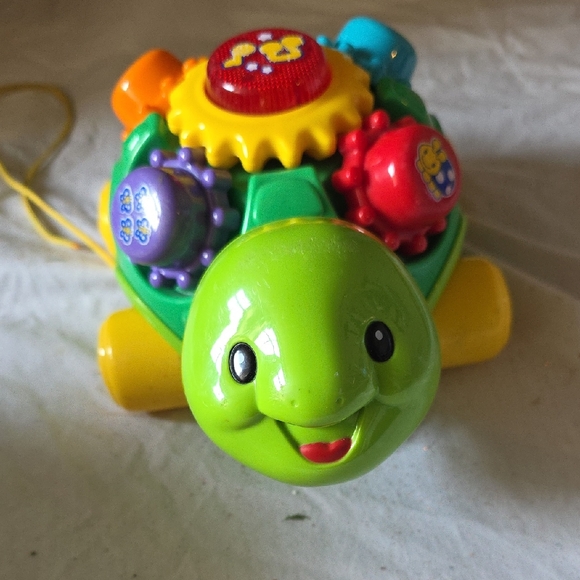 Vibrant Gear Turtle Pull Toy - Picture 1 of 4